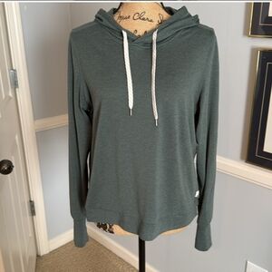Vuori Halo Essential Hoodie in kelp heather